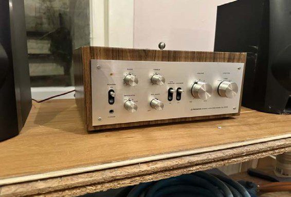 The wooden TacTune housing with a brushed aluminium front, seen from the side
